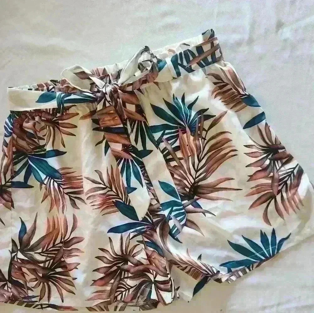 Shein outfit! 1 pair of shorts with 2 tops. Women's 1x - Picture 11 of 16